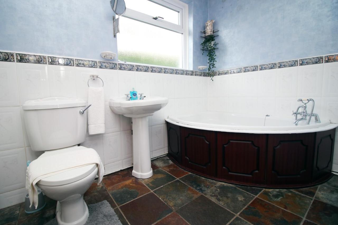 Becky'S Bungalow By Ty Sa -Spacious 4 Bed Bungalow Cardiff Exterior foto